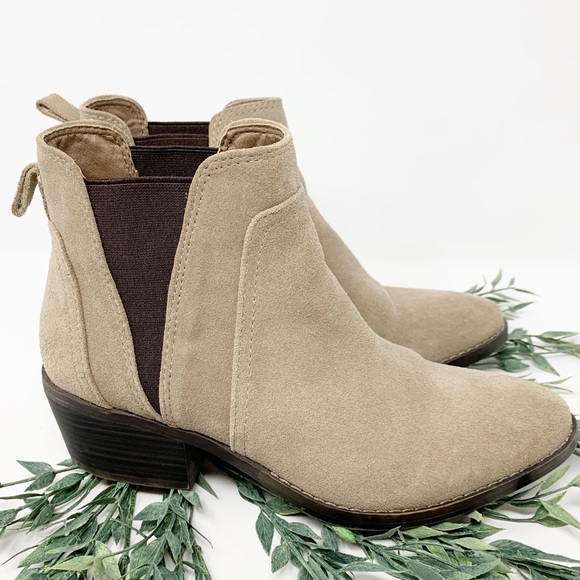The Mountain Shoes - White Mountain Suede Dalby Chelsea Boot 7M